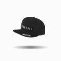 Compra la gorra Snapback negra GEMINI con visera plana. Diseño urbano con logo GEMINI. Estilo y actitud para dentro y fuera de la bici.